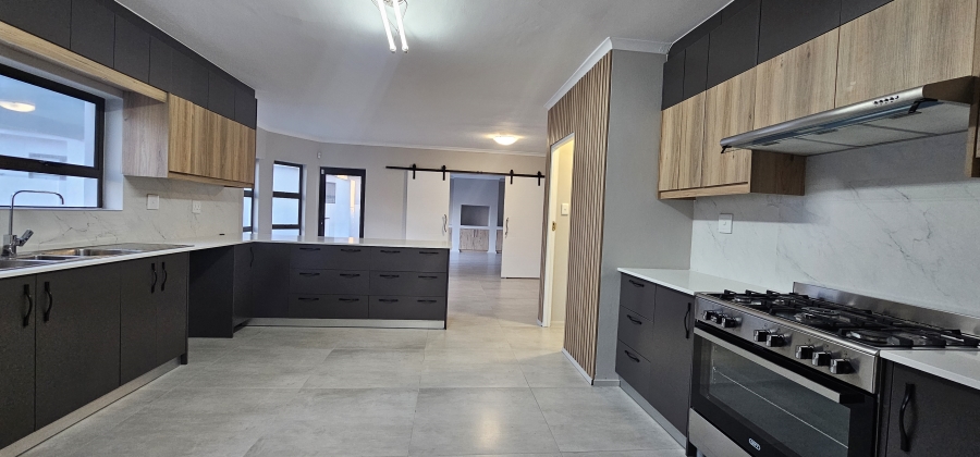 5 Bedroom Property for Sale in Myburgh Park Western Cape